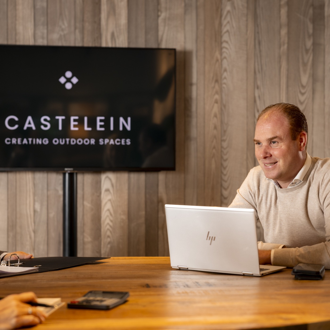 Dieter Castelein in de showroom van Castelein Landscaping, in overleg met een klant 