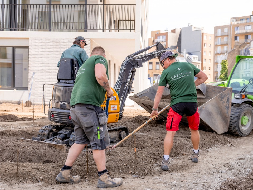 Vakmensen van Castelein Landscaping aan het werk op een bouwplaats met graafmachines