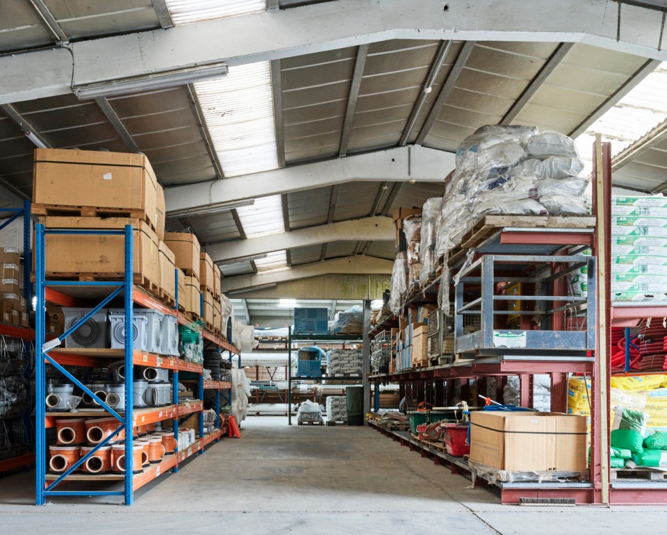 Magazijn van Castelein Landscaping met grote voorraad materialen voor omgevingsprojecten