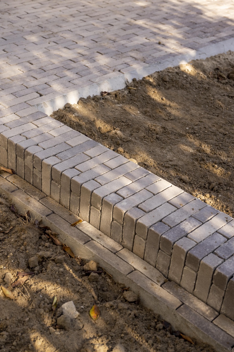 Bestrating met klinkers als onderdeel van grondwerken en verharding door Castelein Landscaping