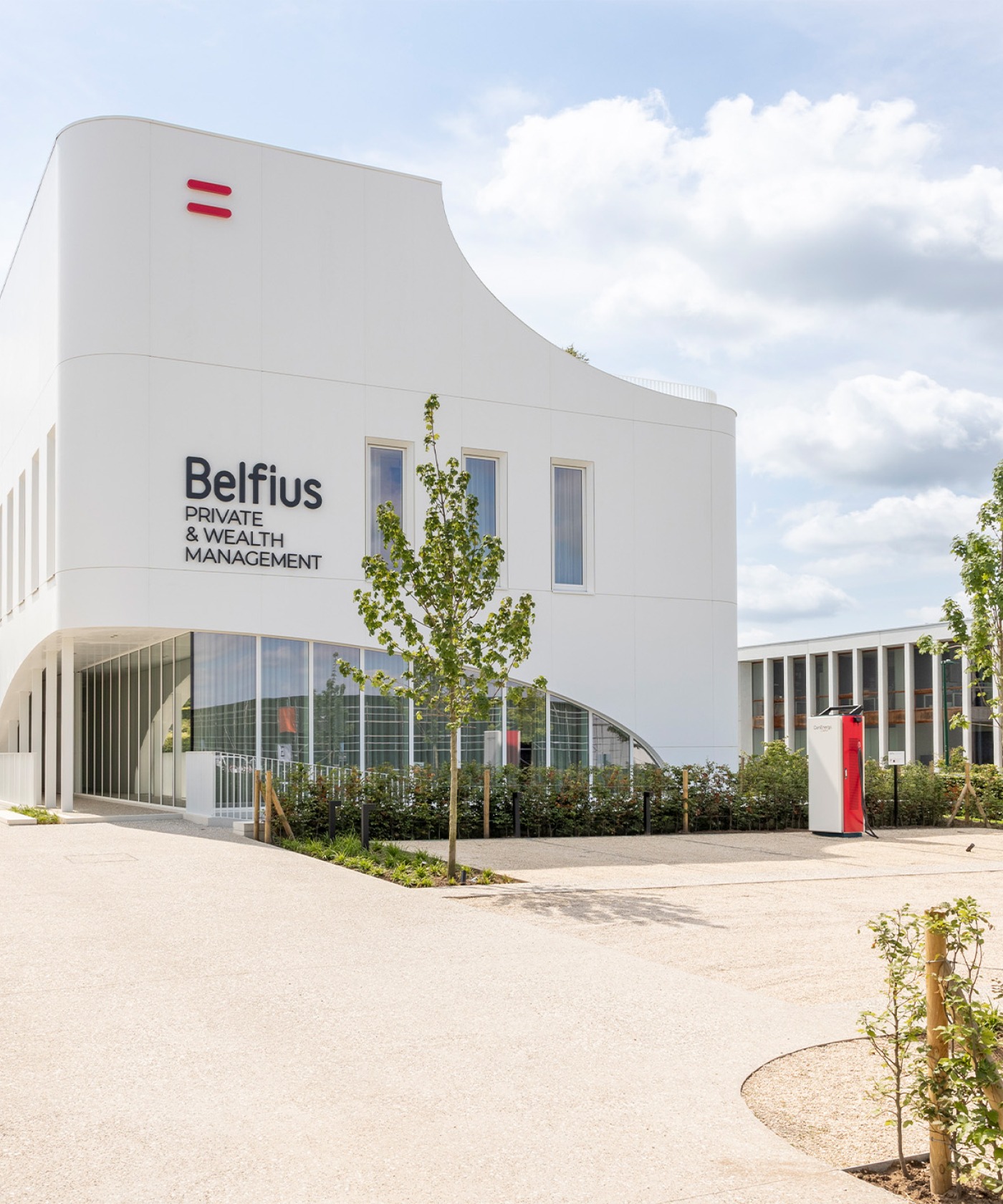 Moderne buitenruimte met waterdoorlatende parkeerplaatsen en groenvoorzieningen bij Belfius, Kortrijk