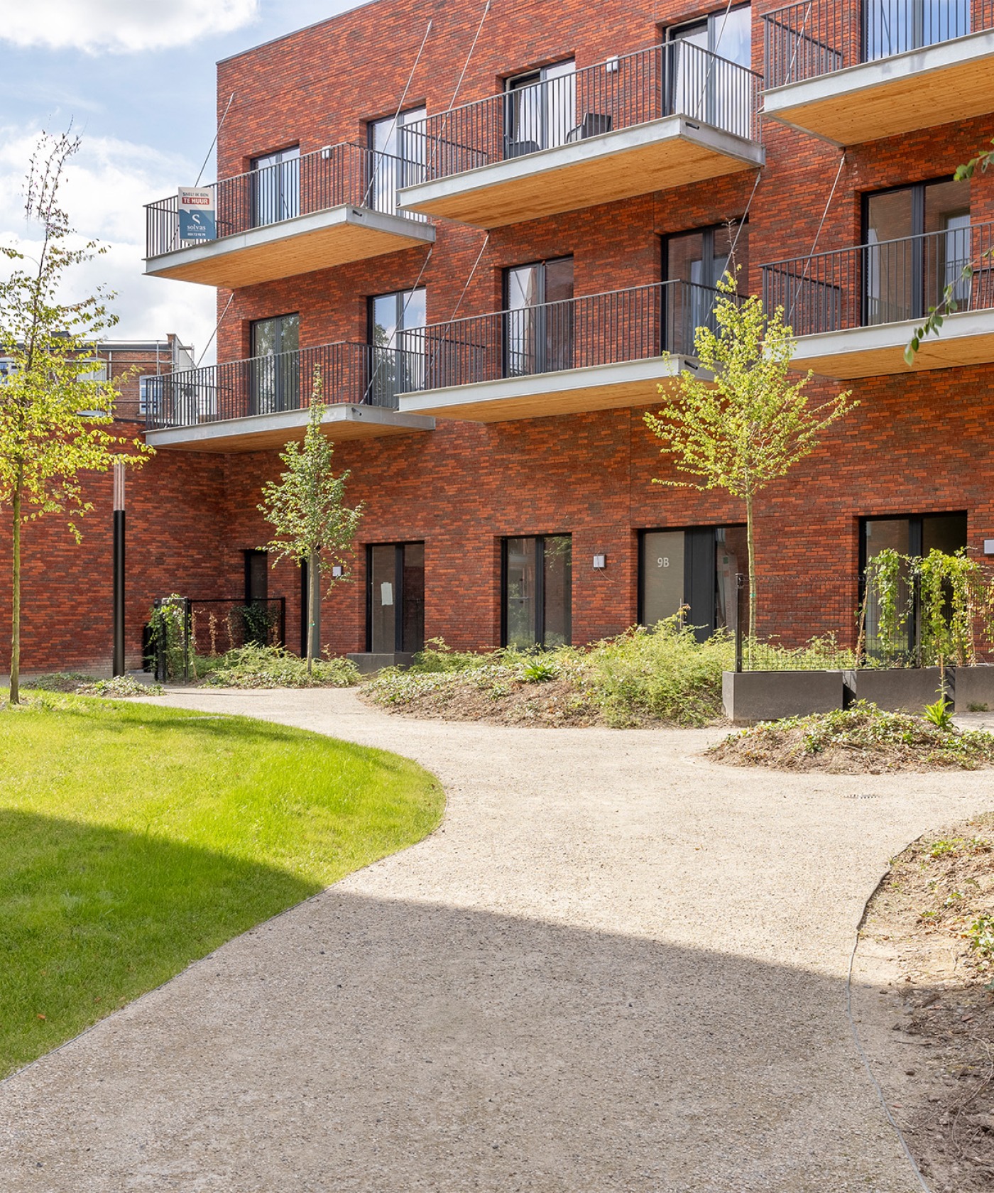 Wandelpaden en beplanting in de groene binnentuin