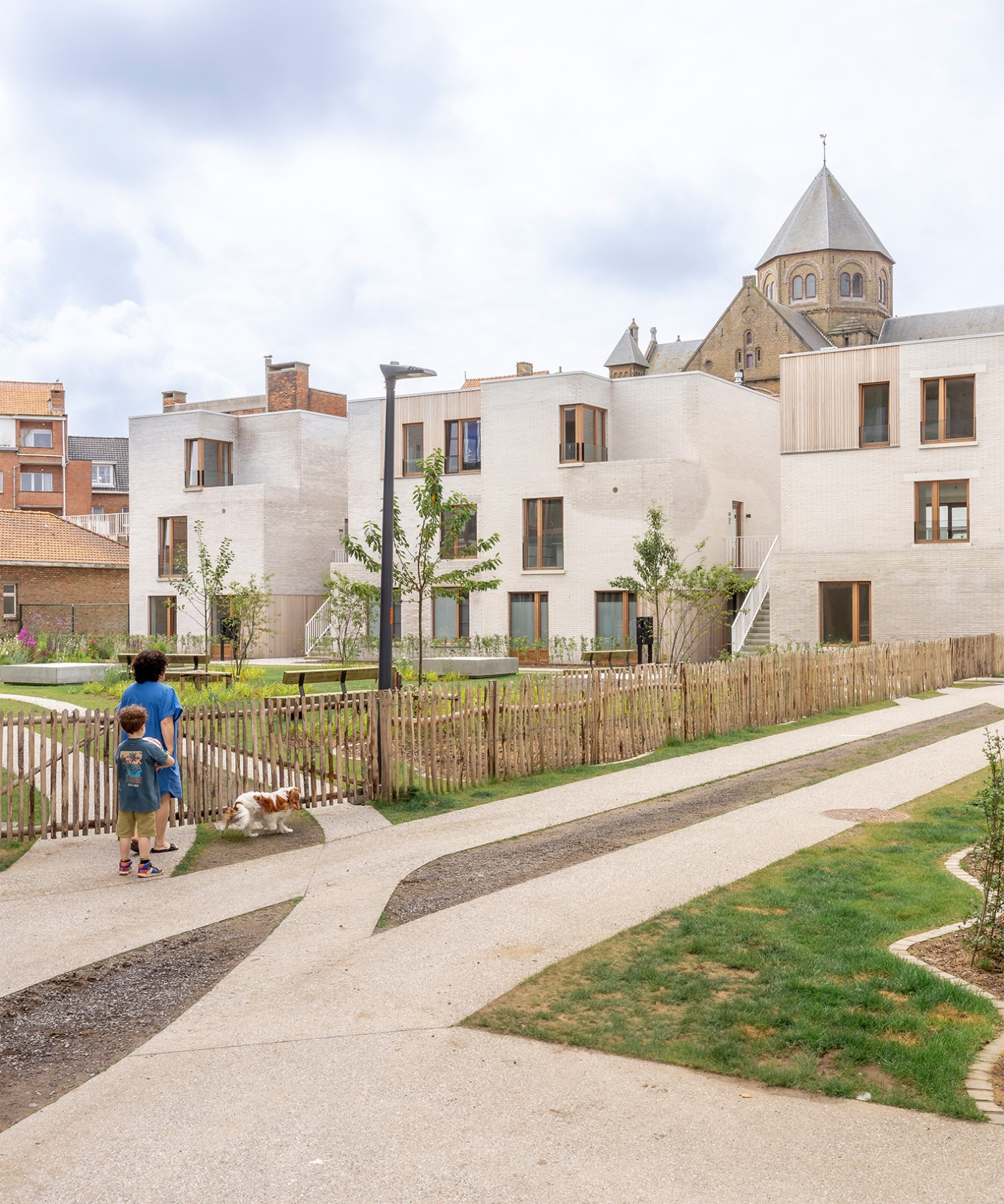 Royale buitenruimte met natuurlijke beplanting en wandelpaden bij Green C, Oostende