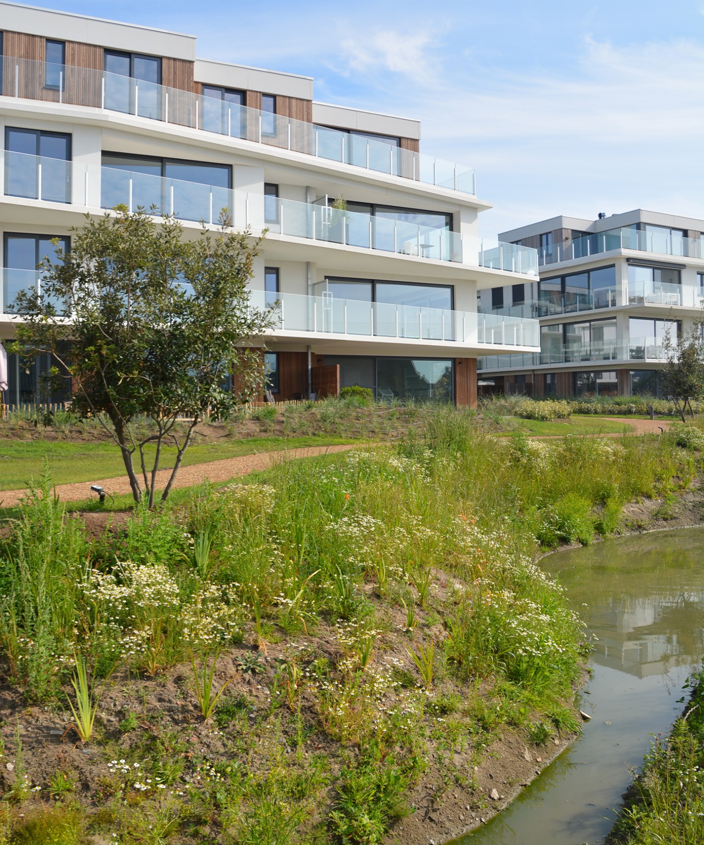Appartementencomplex Sea Gardens met groen aangelegd park en waterpartij