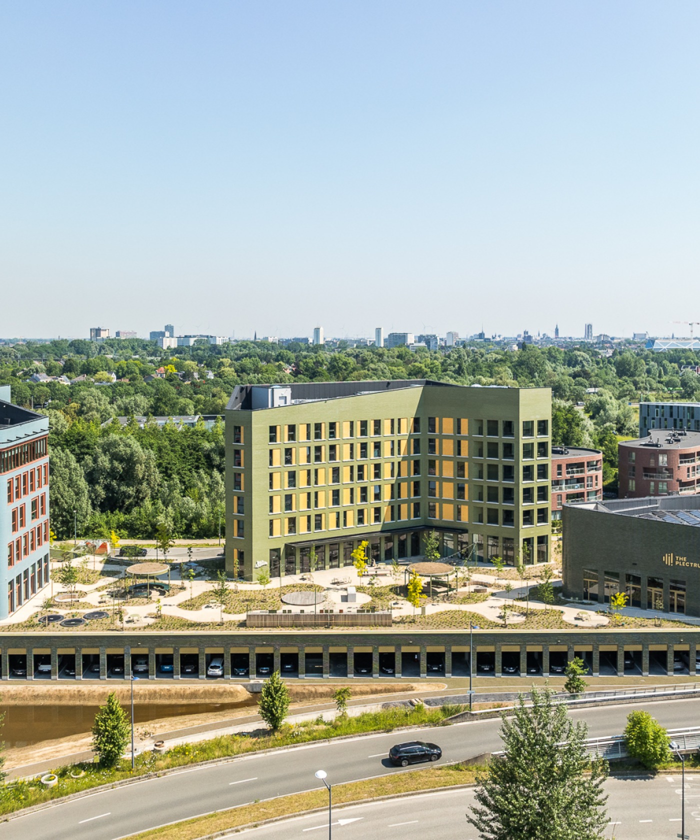 UpOffiz gebouw met kantoren en appartementen omringd door groene buitenruimte, Gent