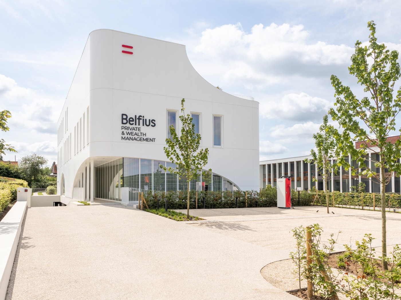 Moderne buitenruimte met waterdoorlatende parkeerplaatsen en groenvoorzieningen bij Belfius, Kortrijk