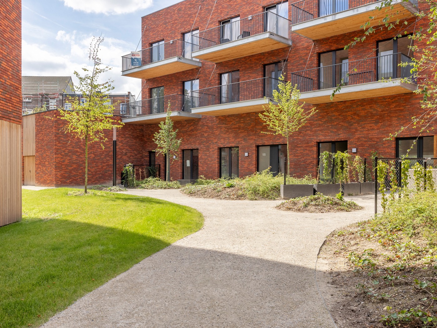 Wandelpaden en beplanting in de groene binnentuin
