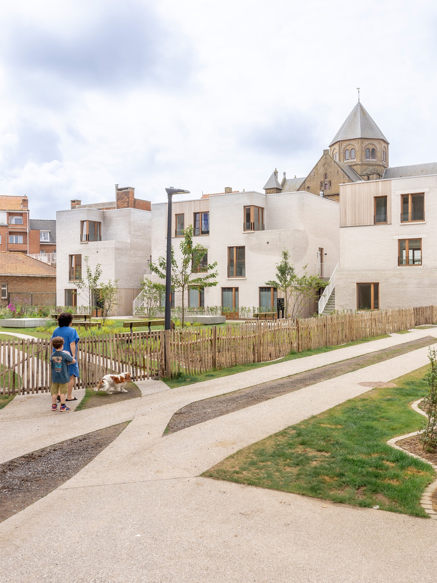 Royale buitenruimte met natuurlijke beplanting en wandelpaden bij Green C, Oostende
