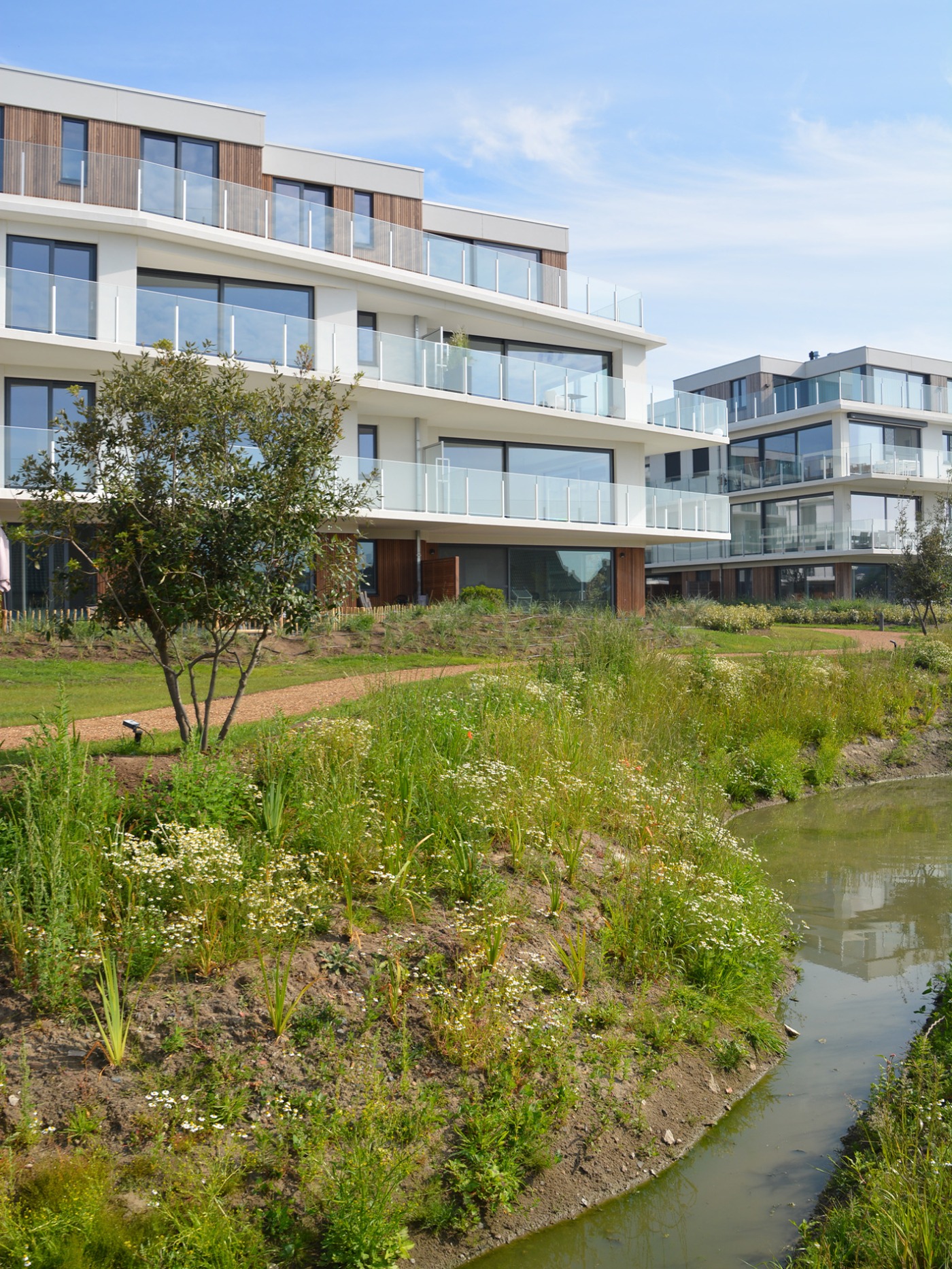 Appartementencomplex Sea Gardens met groen aangelegd park en waterpartij