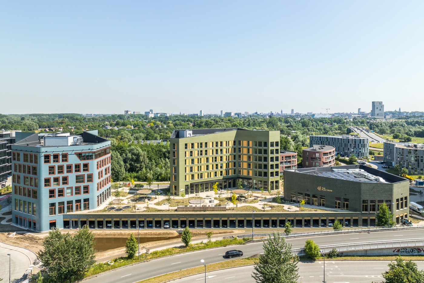 UpOffiz gebouw met kantoren en appartementen omringd door groene buitenruimte, Gent